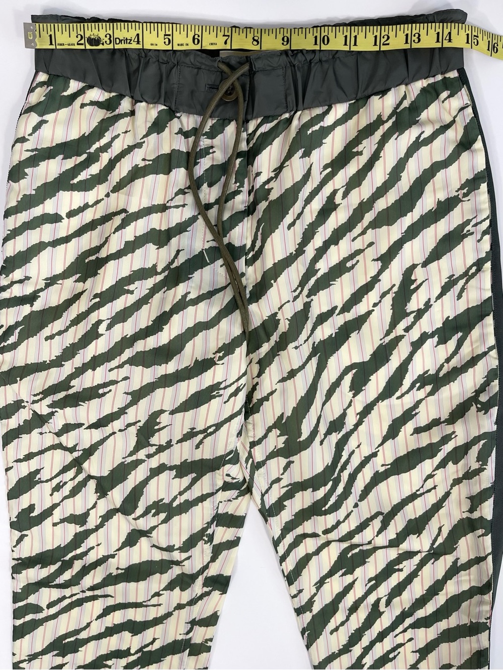 SACAI luck Olive & Cream Tiger-Stripe Drawstring Joggers. Size: 3 - Picture 3 of 7